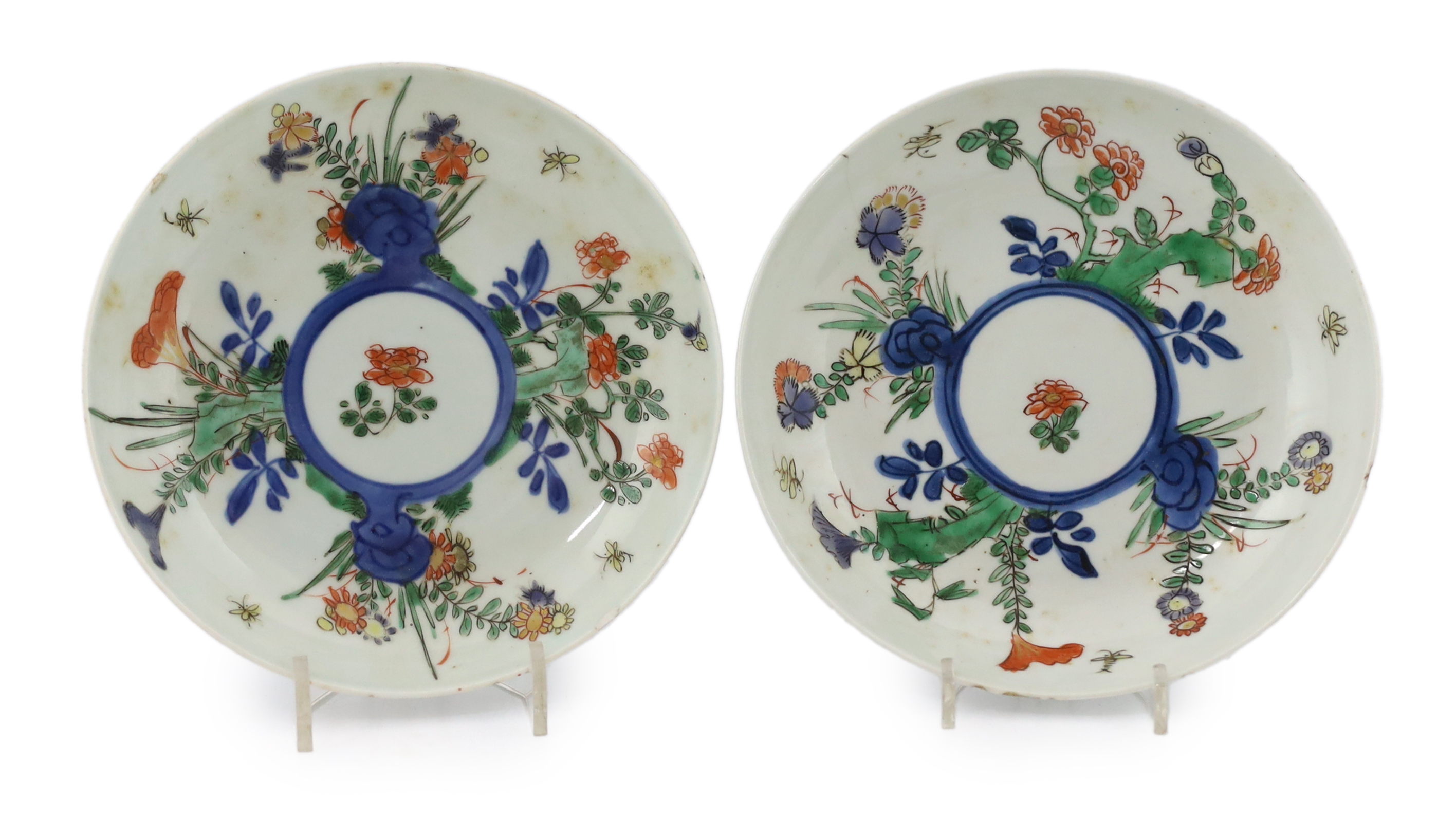 A pair of Chinese wucai saucer dishes, Kangxi period